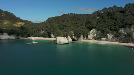 Cubierta-De-La-Catedral-O-Te-Whanganui-a-hei-Es-Una-Reserva-Marina-Que-Se-Encuentra-En-Mercury-Bay-En-La-Península-De-Cormandel-En-Nueva-Zelanda-Paralaje-Aéreo