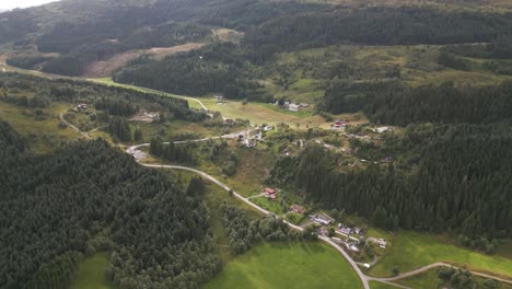 Vista-Aérea-Del-Barrio-De-Bontveit,-Una-Pequeña-Zona-De-Bergen,-Noruega.