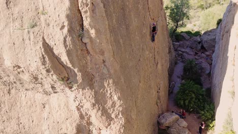 Hombre-Escalada-En-Roca-Vista-Aérea-Del-Deportista-Rappel-Montaña-En-La-Panocha,-El-Valle-Murcia,-España-Mujer-Rapel-Bajando-Una-Montaña-Escalando-Una-Gran-Roca