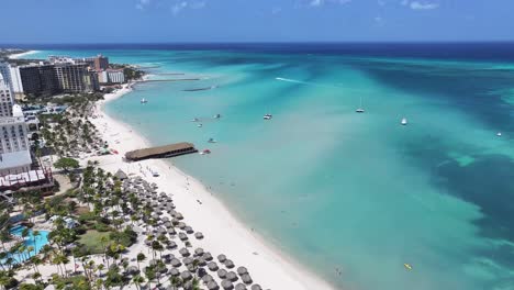 Palm-Beach-En-Oranjestad-En-El-Caribe,-Holanda,-Aruba