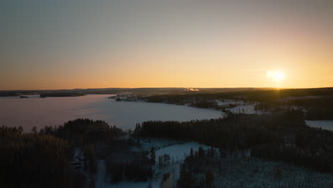 Drone-Empuja-Sobre-Un-Lago-Cubierto-De-Nieve-En-El-Atardecer-De-Invierno