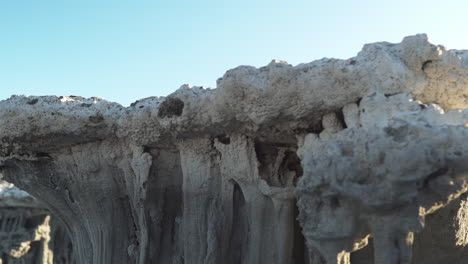 Pan-Shoot-Von-Sedimentformationen-Entlang-Der-Ufer-Des-Mono-Lake