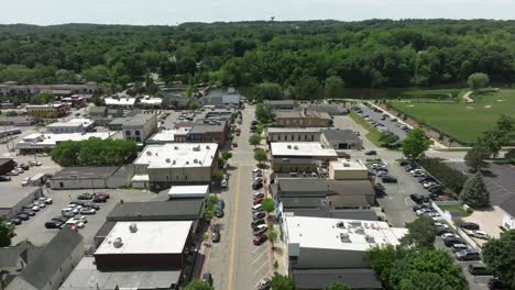 Downtown-Rockford,-Michigan-with-drone-video-moving-in-low