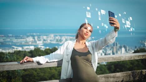 Frau-Posiert-Für-Selfie-Auf-Einem-Aussichtspunkt-Mit-Weitläufiger-Stadt-Und-Meer-Im-Hintergrund