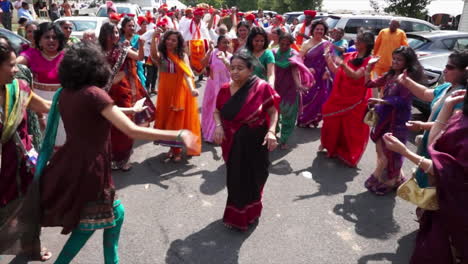 Indisch-amerikanische-Frauen-Tanzen-Beim-Hindu-Festival