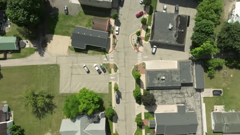 Barrio-De-Howard-City,-Michigan,-Con-Video-De-Drones-En-Lo-Alto