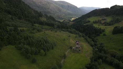 Drone-Volando-A-Través-De-Bontveit-Revelando-Granjas-En-Un-área-Pequeña-En-Bergen,-Noruega