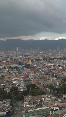 Paisaje-Urbano-De-Bogotá-Capturado-Por-Un-Dron,-Modo-Vertical.