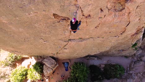 Hombre-Escalada-En-Roca-Vista-Aérea-Del-Deportista-Rappel-Montaña-En-La-Panocha,-El-Valle-Murcia,-España-Mujer-Rapel-Bajando-Una-Montaña-Escalando-Una-Gran-Roca