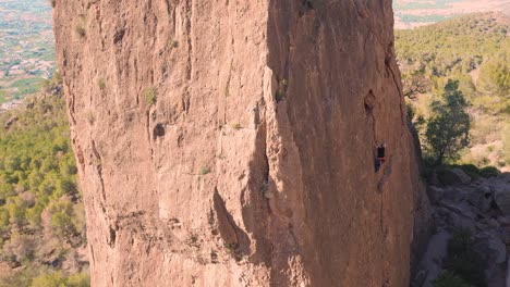 Hombre-Escalada-En-Roca-Vista-Aérea-Del-Deportista-Rappel-Montaña-En-La-Panocha,-El-Valle-Murcia,-España-Mujer-Rapel-Bajando-Una-Montaña-Escalando-Una-Gran-Roca