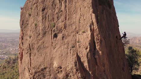 Hombre-Escalada-En-Roca-Vista-Aérea-Del-Deportista-Rappel-Montaña-En-La-Panocha,-El-Valle-Murcia,-España-Mujer-Rapel-Bajando-Una-Montaña-Escalando-Una-Gran-Roca