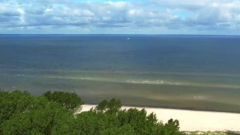 Der-Einsame-Strand-Der-Ostsee-Unter-Einem-Bewölkten-Himmel