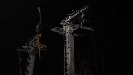 Eisenbahnsignalmasten-Mit-Lichtern-Und-Hebeln,-Aufgenommen-Bei-Nacht