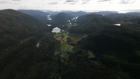 Vista-Aérea-De-Las-Granjas-Cercanas-A-Bontveit-Y-Gulfjellet.