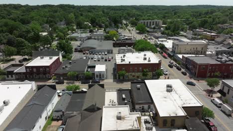 Centro-De-Rockford,-Michigan,-Con-Video-De-Drones-Moviéndose-Hacia-Los-Lados