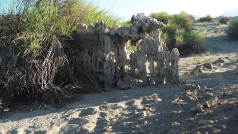 Mono-Lake-Stalagmiten-In-Sandigem-Tuffstein