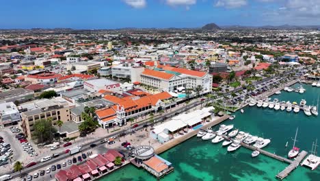 Puerto-Deportivo-En-Oranjestad-En-El-Caribe,-Países-Bajos,-Aruba