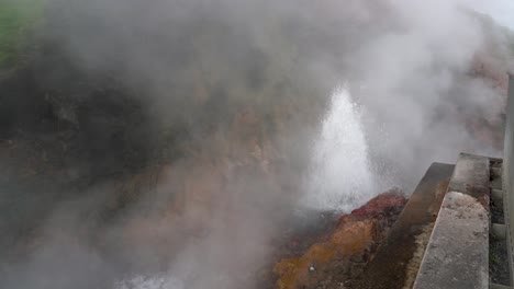 Salpicaduras-De-Aguas-Termales-Geotérmicas-Deildartunguhver-En-Islandia