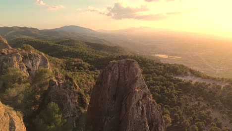 Hombre-Escalada-En-Roca-Vista-Aérea-Del-Deportista-Rappel-Montaña-En-La-Panocha,-El-Valle-Murcia,-España-Mujer-Rapel-Bajando-Una-Montaña-Escalando-Una-Gran-Roca