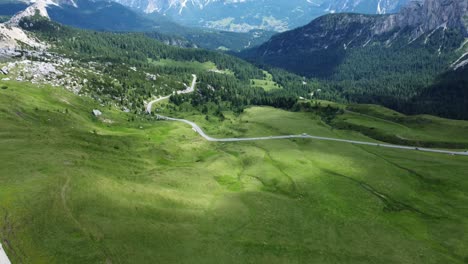 Drohnenflug-über-Die-Majestätischen-Berggipfel-Der-Dolomiten,-Italien