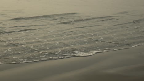 Suaves-Olas-Rompiendo-En-Una-Playa-Serena-Al-Atardecer