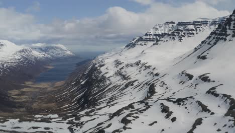 Luftaufnahme-Der-Schneebedeckten-Berge-Und-Des-Mjøifjörður-Fjords-In-Island