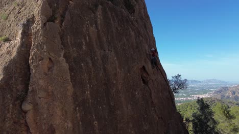 Hombre-Escalada-En-Roca-Vista-Aérea-Del-Deportista-Rappel-Montaña-En-La-Panocha,-El-Valle-Murcia,-España-Mujer-Rapel-Bajando-Una-Montaña-Escalando-Una-Gran-Roca