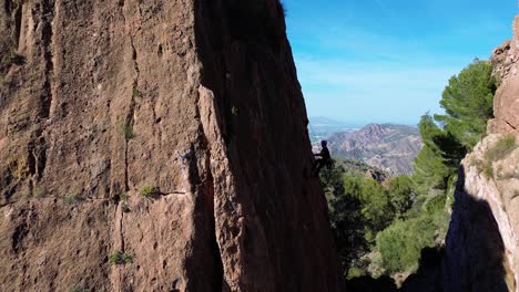 Hombre-Escalada-En-Roca-Vista-Aérea-Del-Deportista-Rappel-Montaña-En-La-Panocha,-El-Valle-Murcia,-España-Mujer-Rapel-Bajando-Una-Montaña-Escalando-Una-Gran-Roca