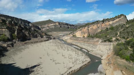 Trockener-Fluss-Im-Canyon-Congost-De-Mont-Rebei,-Katalonien-Und-Aragon,-Nordspanien---4K-Luftaufnahme