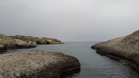 Playa-En-Forma-De-Fiordo-En-Milos,-Grecia