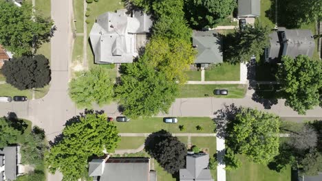 Barrio-De-Perry,-Michigan,-Con-Video-De-Drones-En-Lo-Alto-Y-Avanzando