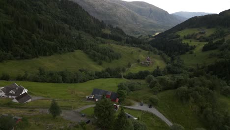 Drone-Volando-Sobre-Granjas-En-Bontveit,-Una-Pequeña-Zona-En-Bergen,-Noruega