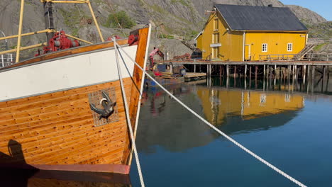 Fantastische-Aufnahme-Eines-Fischerbootes,-Das-Im-Hafen-Von-Nusfjord-Auf-Den-Lofoten-Vor-Anker-Liegt