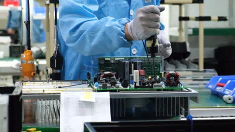 Batterien-Werden-In-Einer-Fabrik-In-China-Hergestellt