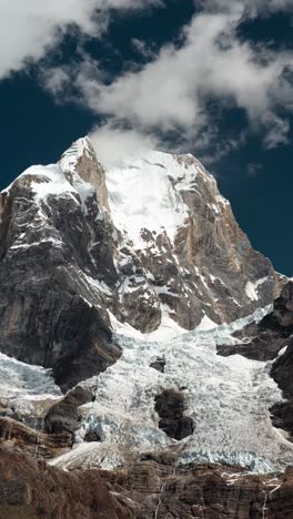 Vertikaler-4K-Zeitraffer,-Wolken-über-Gletscher-Und-Andengipfel-An-Sonnigem-Sommertag