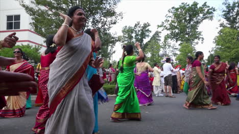 Mujeres-Indio-americanas-Bailan-En-El-Festival-Ganesh