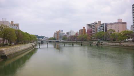 Ciudad-De-Hiroshima,-Apartamentos-Y-Río-En-El-Oeste-De-Japón-4k