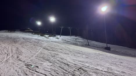 Skipiste-Nachts-Beleuchtet,-Leer-Und-Bereit-Für-Skifahrer-Unter-Hellen-Lichtern