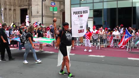 Eine-Bodenaufnahme-Der-Puerto-Rican-Day-Parade-Auf-Der-Fifth-Avenue-In-New-York-City