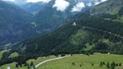 Vuelo-Aéreo-Con-Drones-Sobre-Majestuosos-Picos-Montañosos-Dolomitas,-Italia