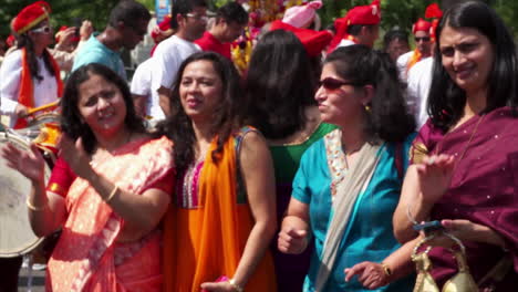 Mujeres-Indio-americanas-Celebran-En-El-Festival-Ganesh