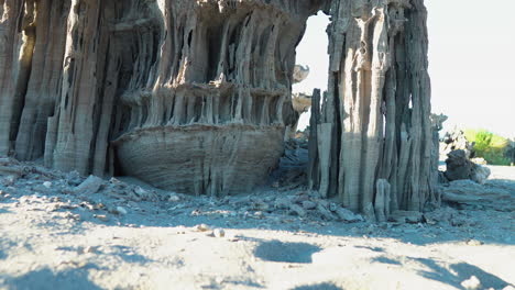 Hermosas-Formaciones-Rocosas-En-Mono-Lake-Sand-Toba,-California