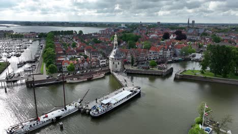 Der-Hafen-Von-Hoorn,-Die-Niederlande-Und-Die-Skyline-Der-Stadt