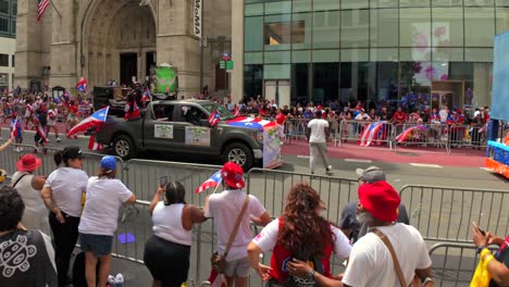 Eine-Aufnahme-Vom-Boden-Aus-Der-Puerto-Rican-Day-Parade-Auf-Der-Fifth-Avenue-In-New-York-City