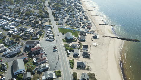 Puerto-De-Nantucket-Con-Casas-Y-Apartamentos-En-Un-Día-Soleado