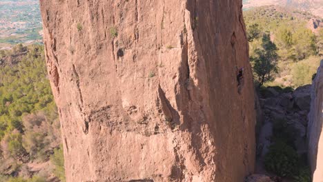 Hombre-Escalada-En-Roca-Vista-Aérea-Del-Deportista-Rappel-Montaña-En-La-Panocha,-El-Valle-Murcia,-España-Mujer-Rapel-Bajando-Una-Montaña-Escalando-Una-Gran-Roca