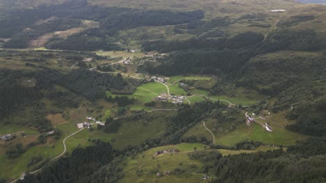 Vista-Aérea-De-Las-Granjas-En-Bontveit,-Con-Una-Vista-Majestuosa-De-Hermosas-Granjas-En-Un-Paisaje-Pintoresco-En-El-Oeste-De-Noruega.