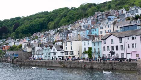 View-of-beautiful-English-houses,-hotels-and-accommodation-in-Dartmouth-perched-on-hills-overlooking-River-Dart-in-popular-holiday-destination-in-Devon,-England-UK