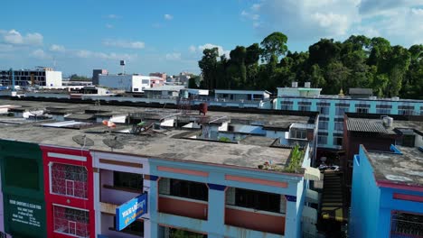 Fantástica-Vista-Aérea-De-La-Ciudad-De-Krabi,-En-El-Sur-De-Tailandia,-Que-Muestra-Una-Mezcla-De-Edificios,-Un-Río,-El-Mar-Y-Colinas-Boscosas-Al-Fondo.