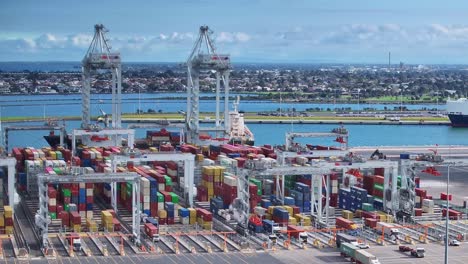 Gestapelte-Frachtcontainer-Am-Webb-Dock-Im-Hafen-Von-Melbourne-In-Australien